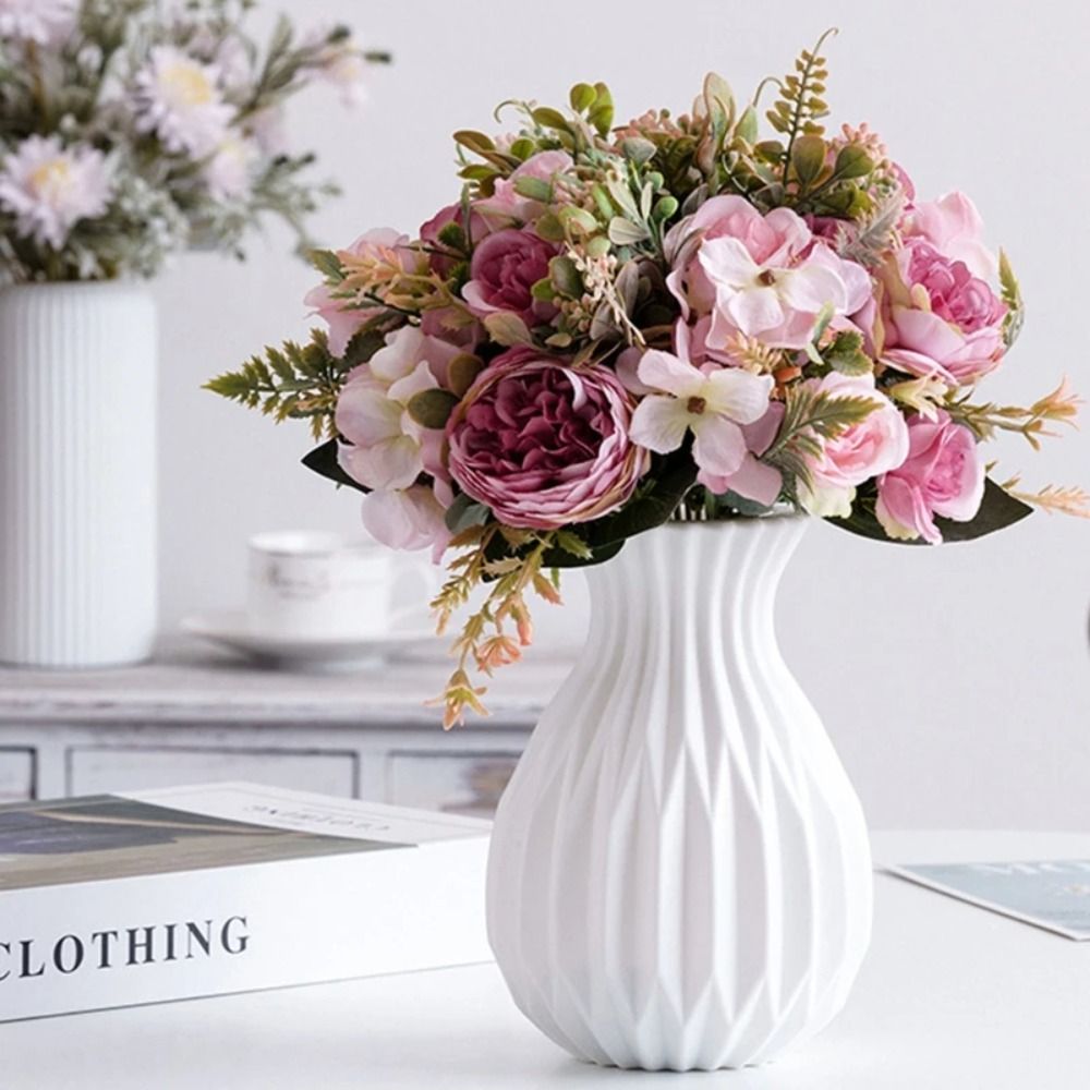 Vase nordique avec bouquet de pivoines roses et hortensias