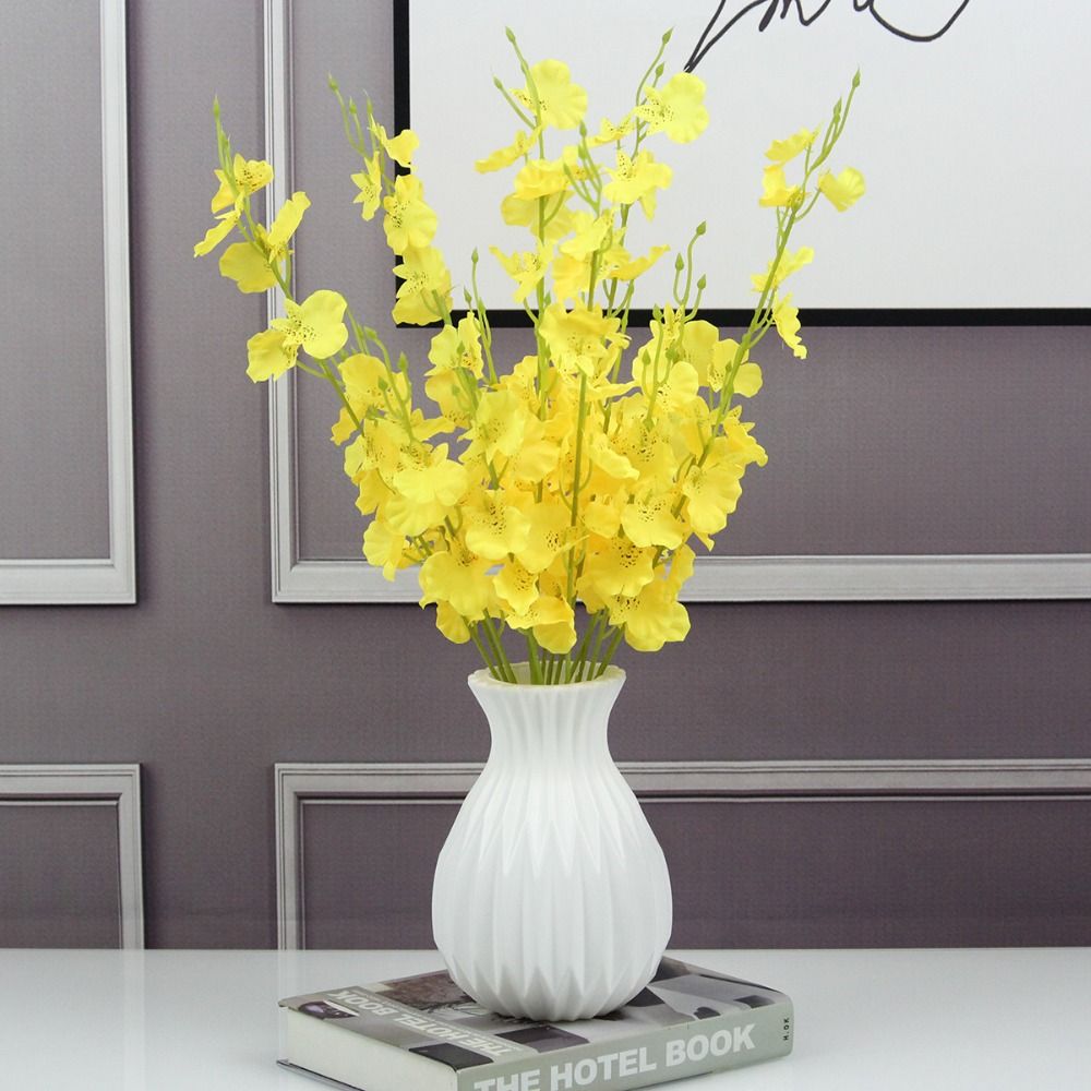 Vase nordique avec orchidées jaunes dans un salon élégant